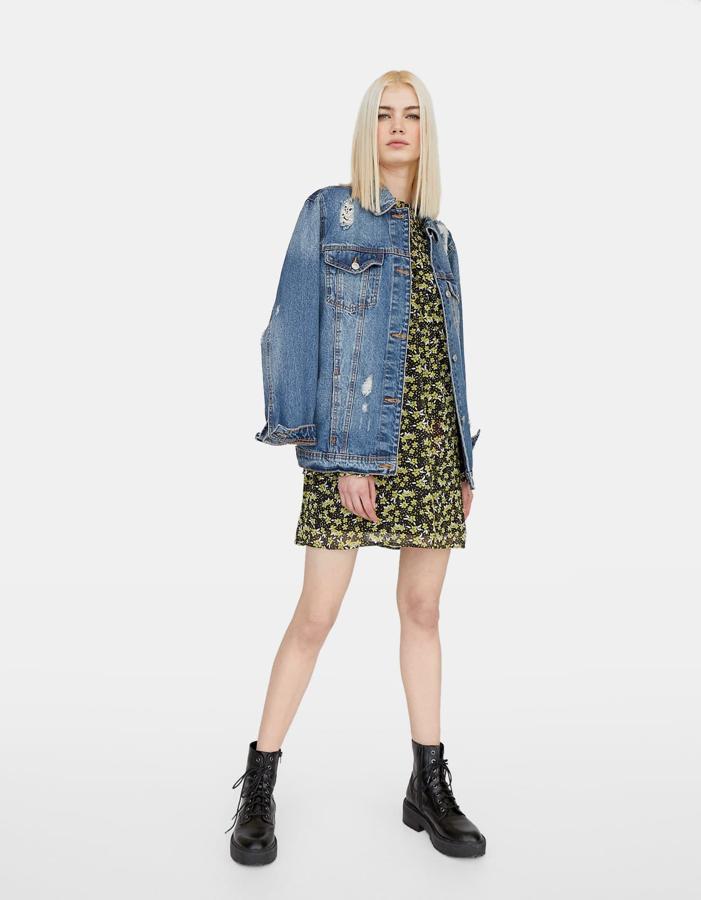 Mini vestido con estampado floral, de Stradivarius (19.99 euros).