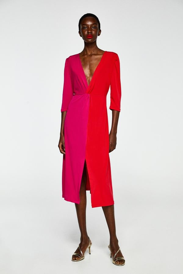 Vestido bicolor en fucsia y rojo ( una de las tendencias de color de la primavera ), 23.99 euros.