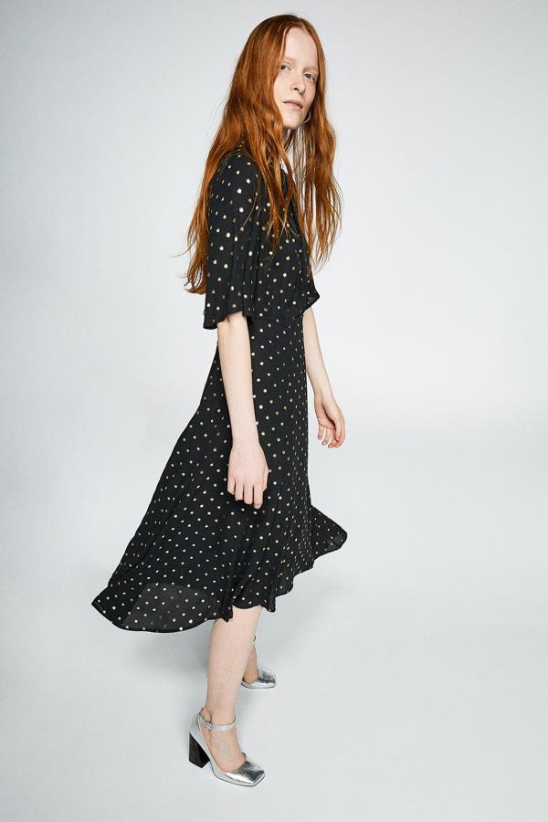 Los lunares están de plena tendencia , y en este caso, el acabado dorado sobre fondo negro de este vestido de largo midi asimétrico nos parece un acierto total (39.99 euros).