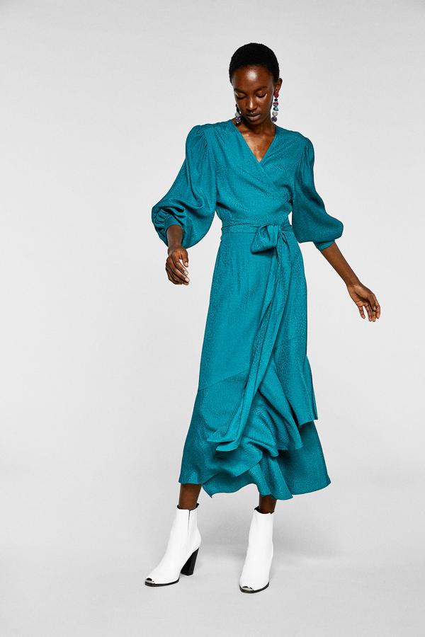 Otra de las joyas para invitadas que hemos encontrado en Sfera es este 'wrap dress' azul petróleo con mangas en volumen. Cuesta 45.99 euros, y necesitamos una boda pronto para poder estrenarlo.