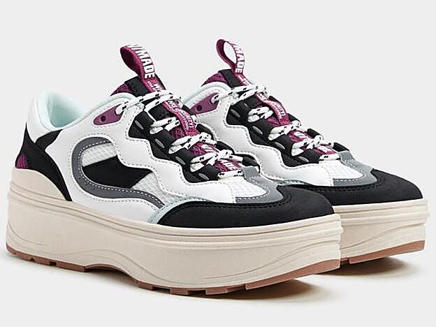 Las zapatillas con plataforma y combinación de texturas de Bershka.