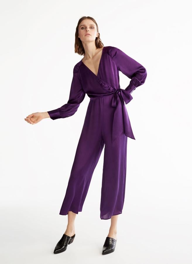 Mono de raso en morado, escote cruzado y botones del mimso tejido, de los special prices de Uterqüe, 125,30.