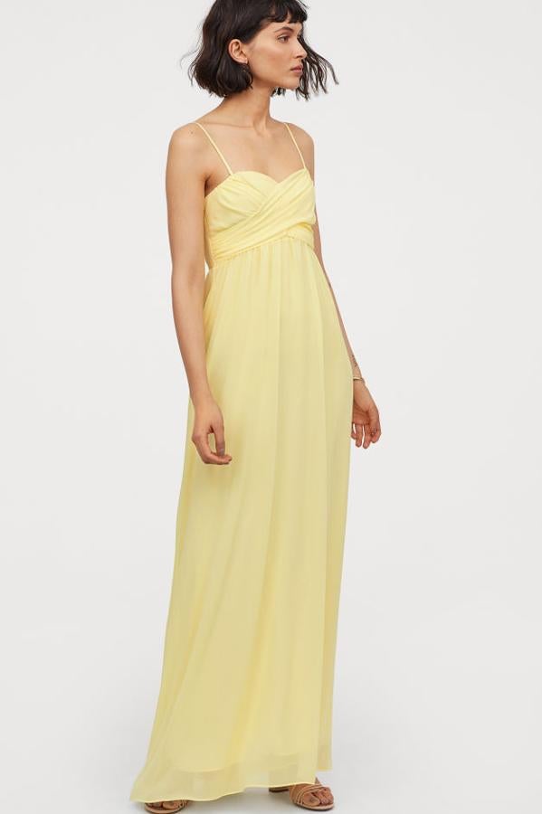 Vestido 'bandeau' largo, en tejido vaporoso con borde de silicona y drapeado en la parte superior, varillas de soporte en el cuerpo, tirantes ajustables extraíbles y cremallera oculta detrás. Va forrado (59,99 euros).