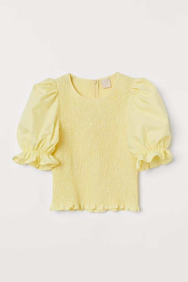Top en tejido de algodón con parte delantera y trasera fruncidas, mangas cortas abullonadas con elástico y volante y cremallera oculta en la espalda (29,99 euros)