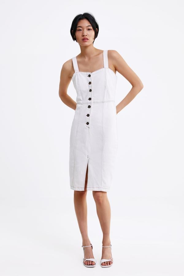 Vestido pichi vaquero, en denim blanco y apertura en la falda (19,95 euros).