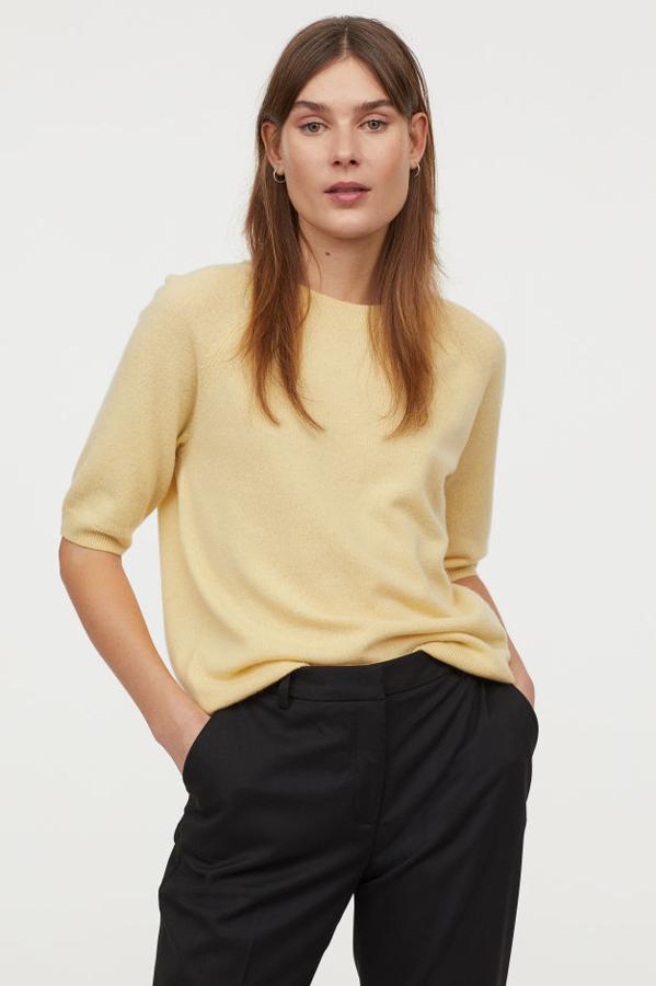 Jersey de manga corta en punto suave de cachemira. lleva ecote, puños y bajo en punto de canalé (69,99 euros).