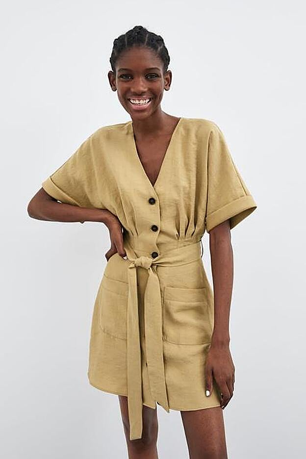 El vestido cuesta 29,95 euros y aún está disponible en todas las tallas.