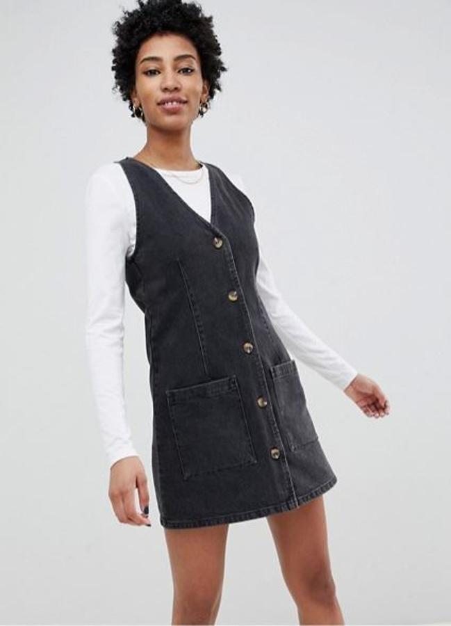 De la firma on line, pichi abotonado con tirante ancho en denim gris oscuro (39,99 euros).