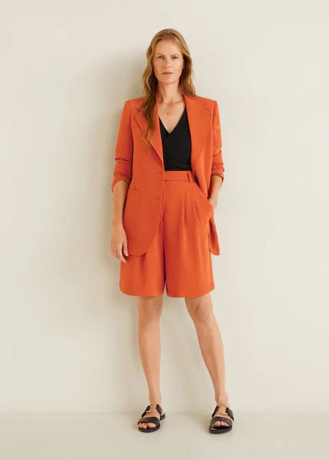 Bermudas con cinturón en color naranja (39,99 euros) a juego con americana estructurada con bolsillos (59,49 euros).