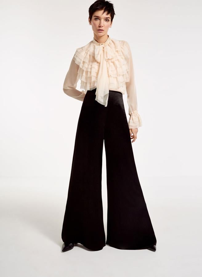 Blusa de gasa con volantes (89 euros) y pantalón palazzo (89 euros).