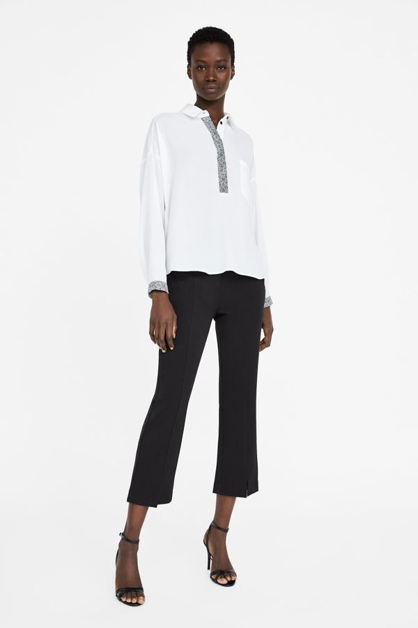 Con detalles 'animal print', como presenta esta blusa de los Special Prices de Zara en los puños y el escote (12.99 euros).