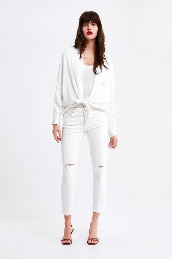 En un look 'total white' relajado, con la camisa abierta (19.95 euros).