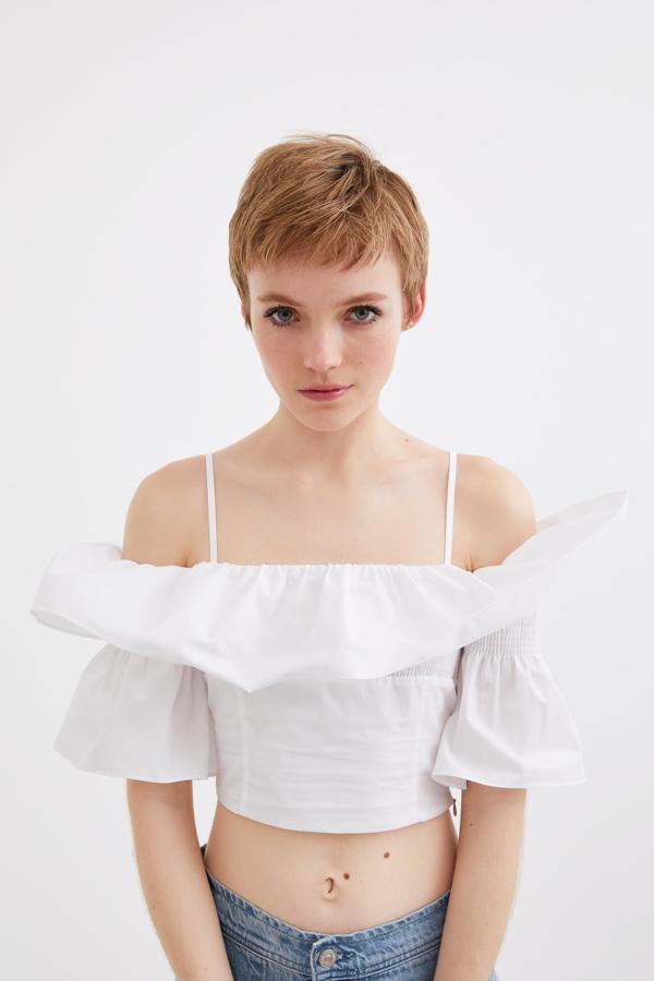 Presumiendo de vientre plano con una original blusa 'cropped' con volantes (19.95 euros).