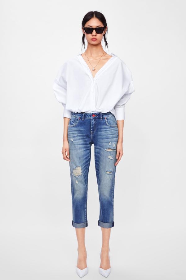 En versión 'oversize' y presumiendo de escote (22.95 euros en Zara).