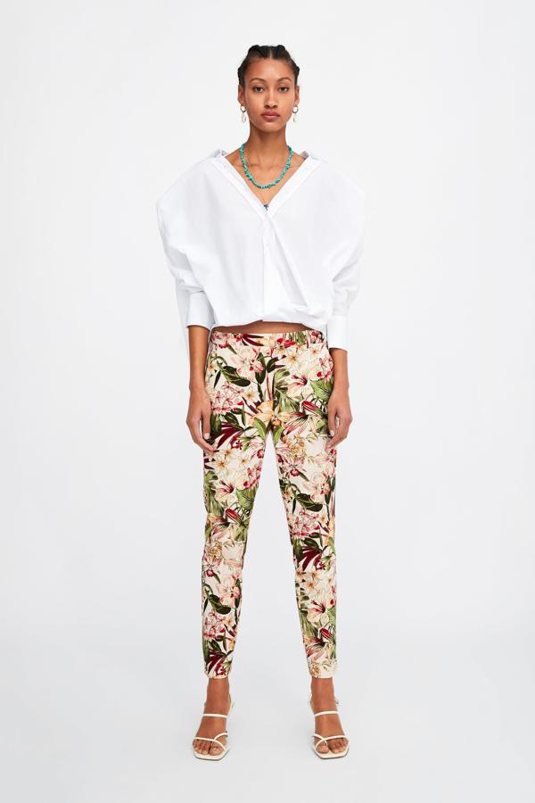 Para potenciar otra prenda protagonista, como estos pantalones de flores (12.99 euros). Esta blusa 'oversize' cuesta 29.95 euros.