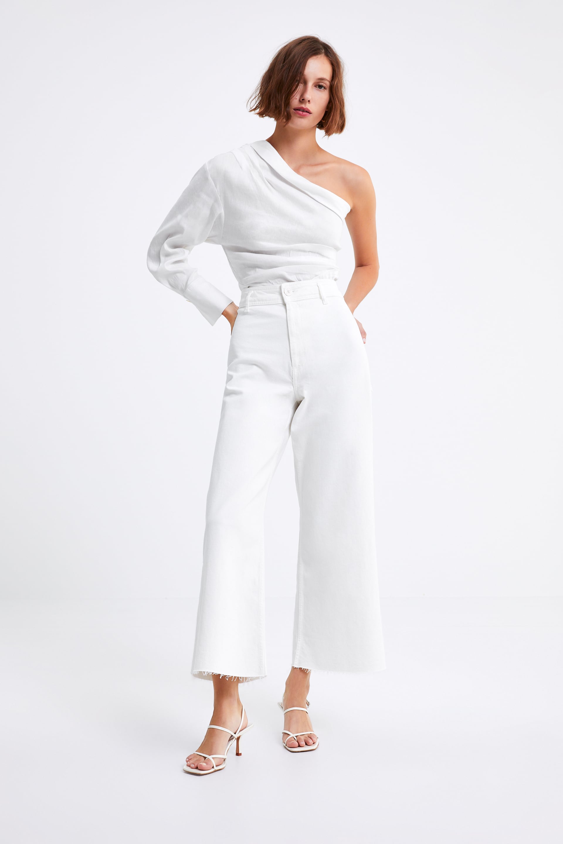 Y la misma blusa de escote asimétrico también queda fenomenal en un look 'total white'.