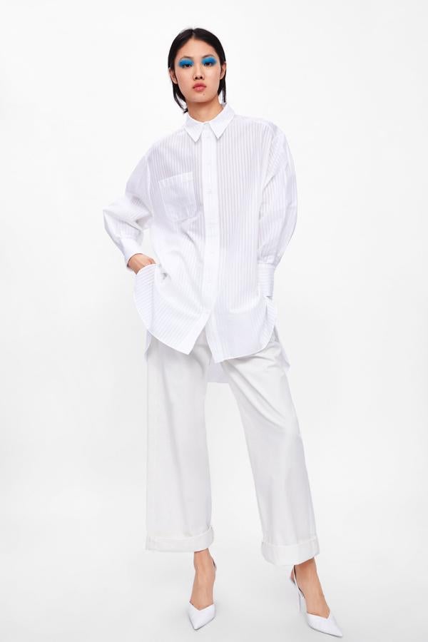 En versión 'oversize' (y tejido premium) en un look en blanco. Esta blusa blanca cuesta 49.95 euros.
