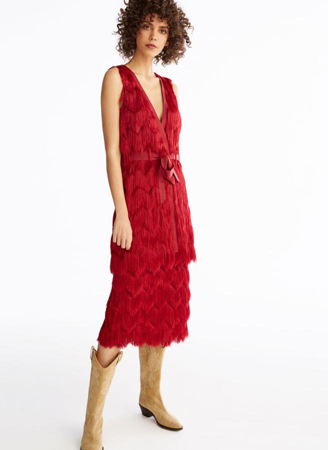 Vestido tipo años 20, cuajado de flecos en tono rojo y lazo de raso en la cintura, 129 euros.