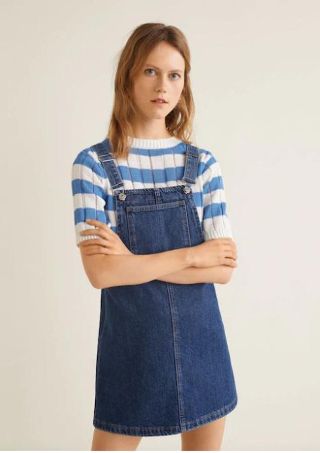 La propuesta de Mango queda así de bien con un aprenda de rayas debajo. Si le añades una gorra marinera, a la última esta temporada, te quedará un look de 10 (29,99 euros).