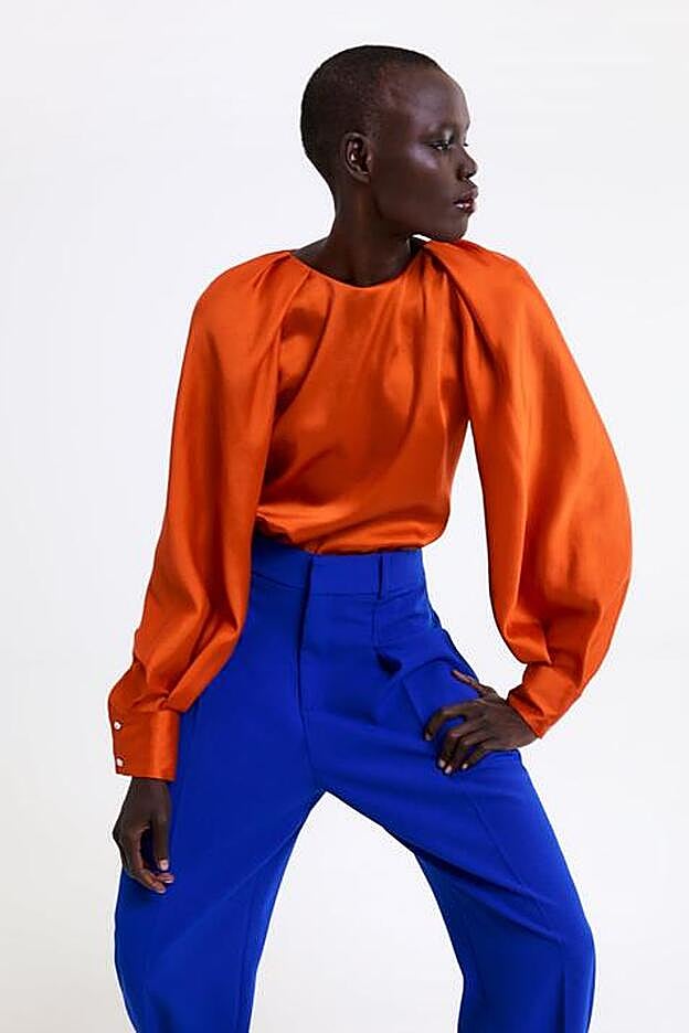 Las mangas abullonadas de esta blusa de Zara son su principal atractivo.