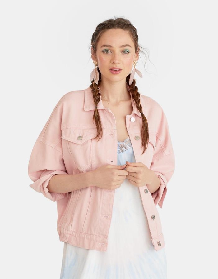 Las amantes de los tonos pastl también tienen su look de cazadora denim. Esta rosa es de Stradivarius y cuesta 25,99 euros.
