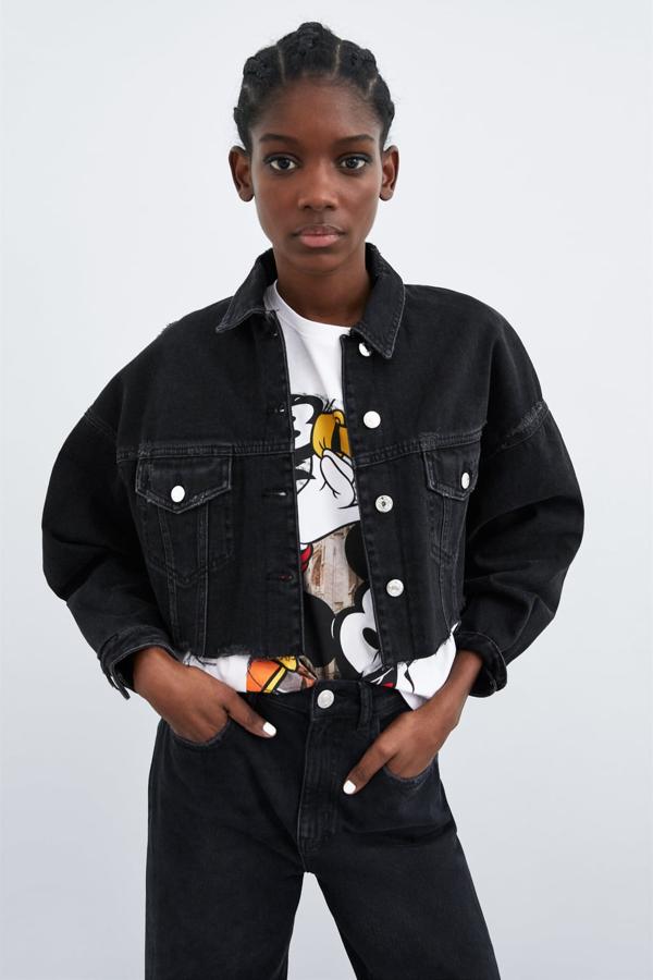 Corta y de bajo deshilachado, en tejido vaquero negro, 29,95 euros.