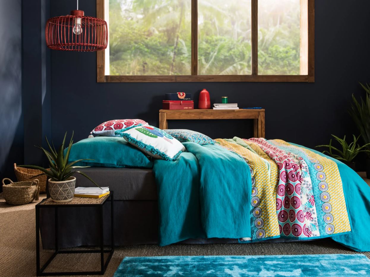 Los  motivos wax africanos  llenarán de color tu dormitorio con textiles decorados con estampados llenos de fuerza.