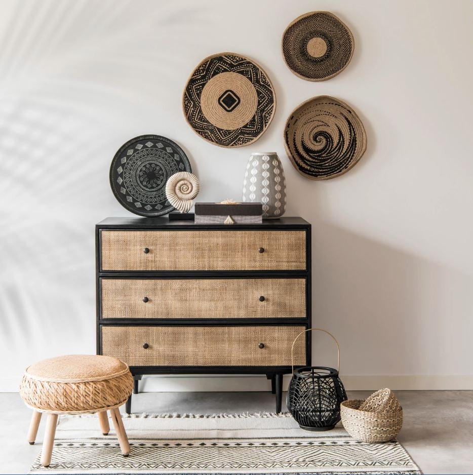 Otra idea genial para crear un rincón especial de inspiración étnica, con los juegos de color natural-wengue (marrón casi negro) y con  la madera y el ratán como materiales protagonistas .