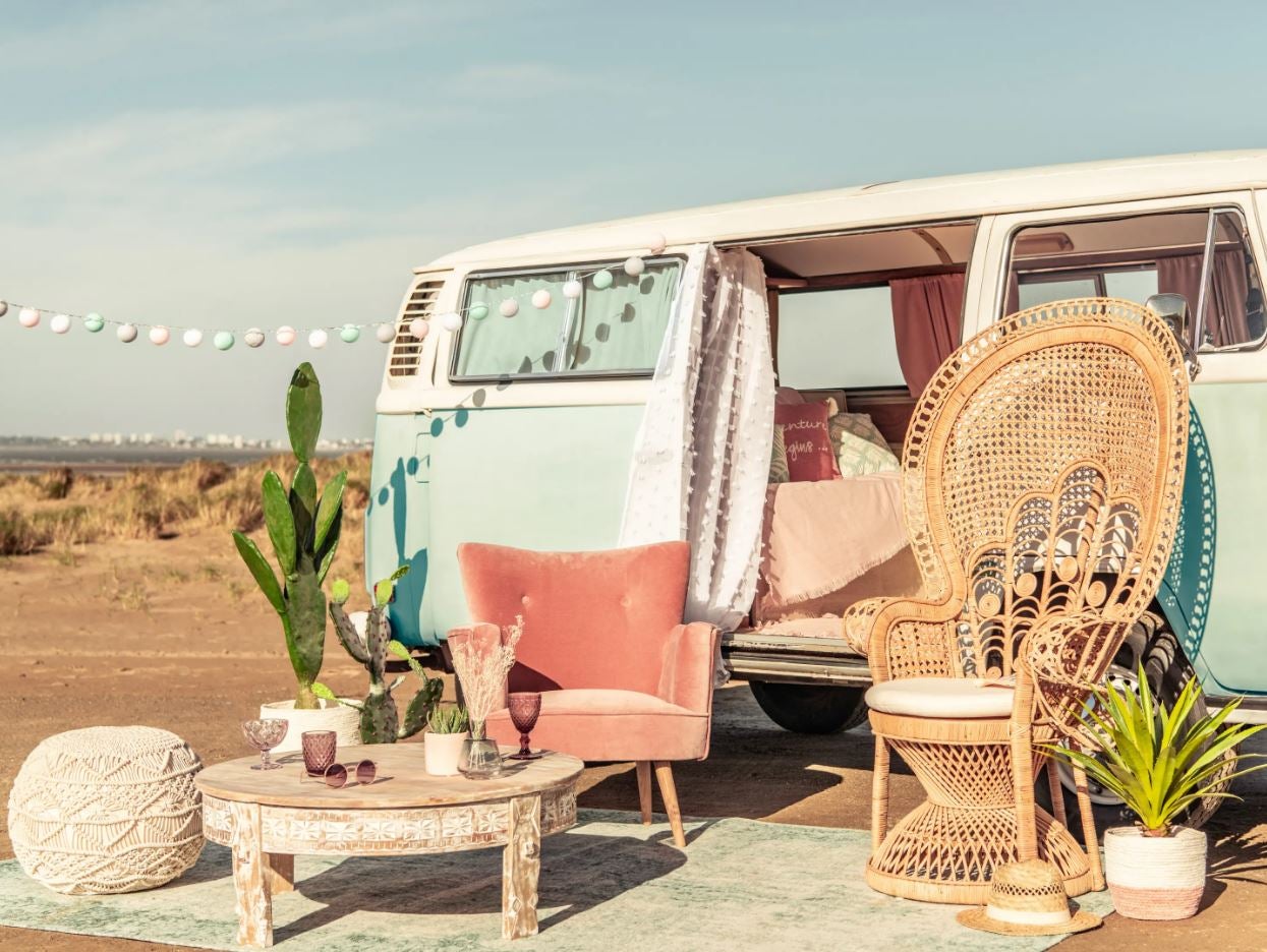 Vale, quizá lo de meter una caravana en nuestro jardín sea un poco complicado, pero nos encanta  este conjunto exterior  para disfrutar de los días de buen tiempo...