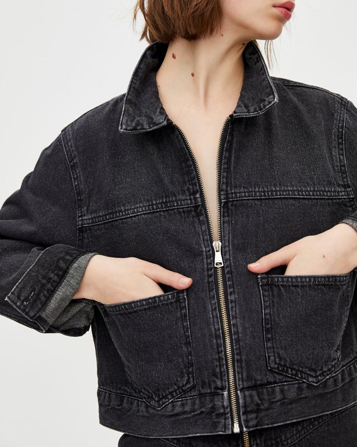 Esta de Pull&Bear de color negro lavado le da una vuelta al diseño con otro tipo de bolsillos y cierre de cremallevar en lugar de botones. Cuesta 29,99 euros.