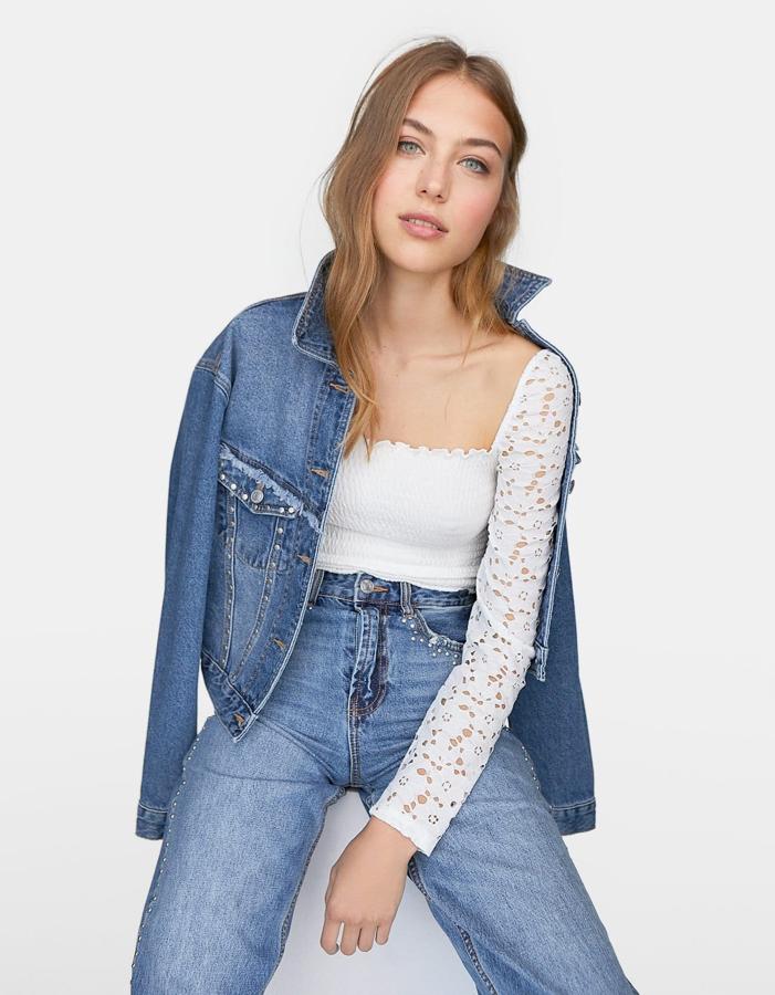 Con detalles de tachuelas plateadas en costuras y bolsillos, 29,99 euros.