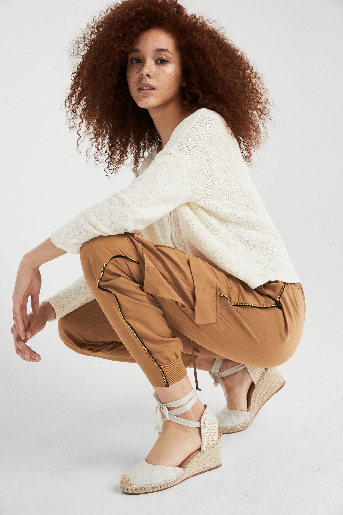 Pantalón cargo fluido disponible en más colores: 29,99 euros en Springfield.