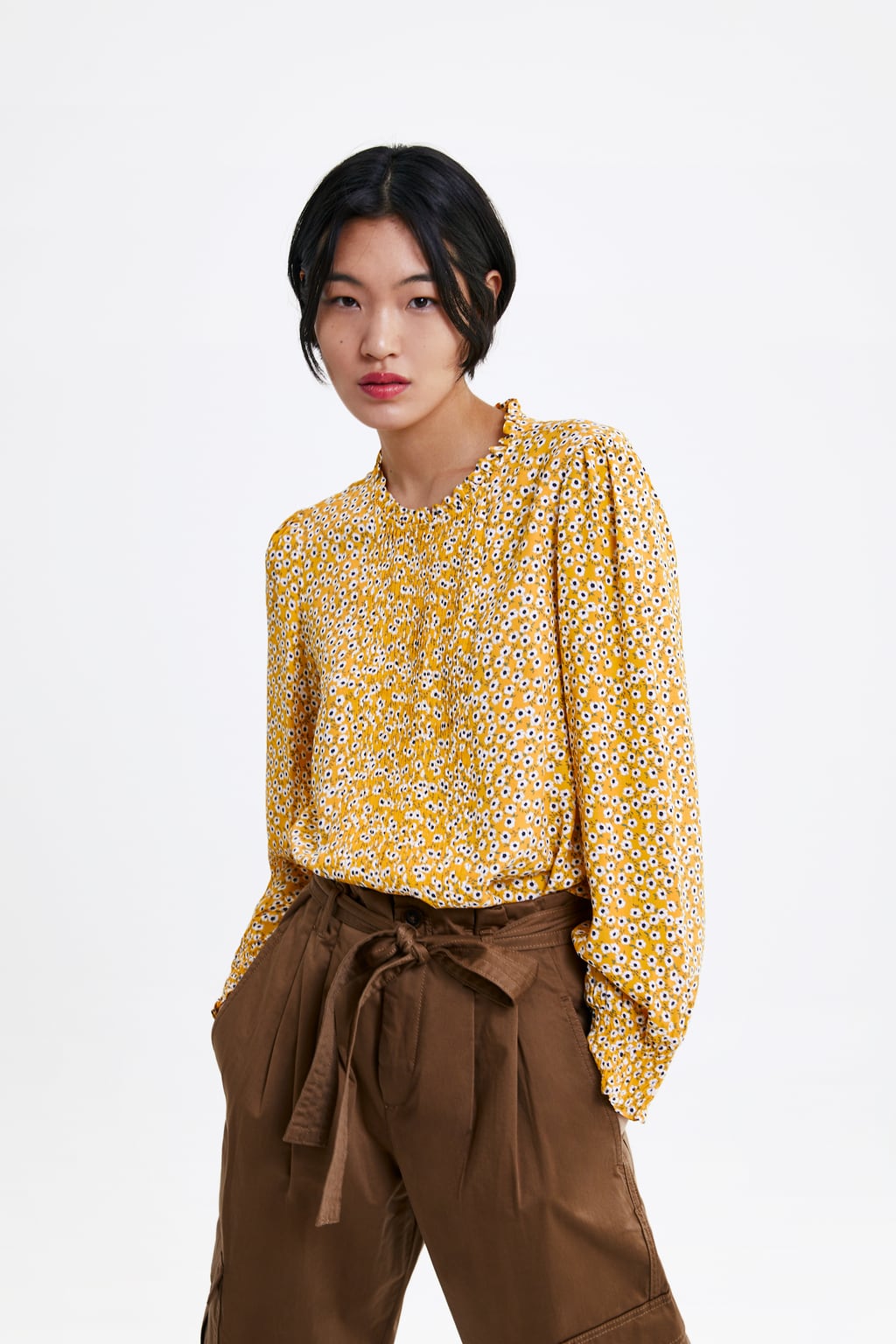 Blusa amarilla con estampado floral: 29,95 euros en Zara.
