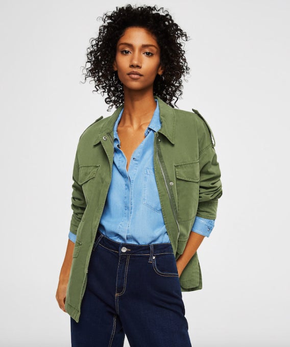 Chaqueta color kakhi con bolsillos de Mango Outlet: 19,99 euros. Disponible en más colores.