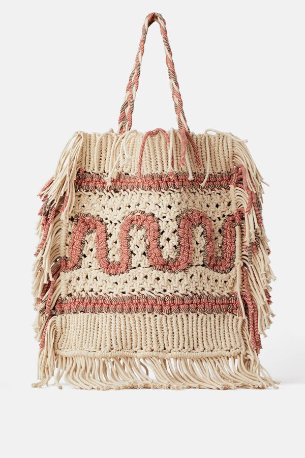 Este bolso shopper trenzado con materiales naturales e inspiración boho es un complemento perfecto para la primavera-verano. Y también una de las opciones más asequibles de la nueva 'Campaign Collection' de Zara: 49.95 euros.