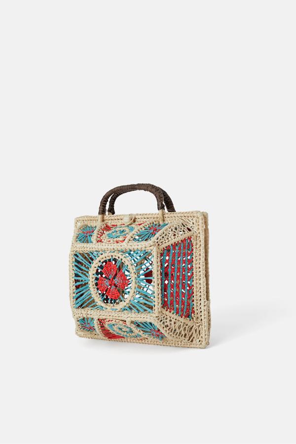 Este bolso caja de mano con detalles trenzados y flores es una monada, pero... ¿69.95 euros, señor Amancio? Sí, es de Zara, no de Uterqüe...