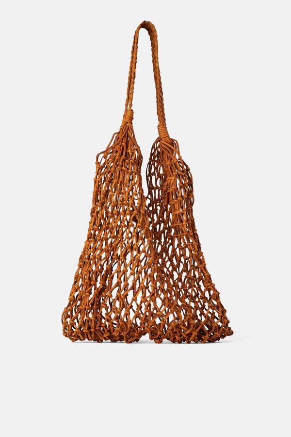 Este bolso de cuero trenzado de la nueva colección primavera-verano 2019 de Zara cuesta 99.95 euros.