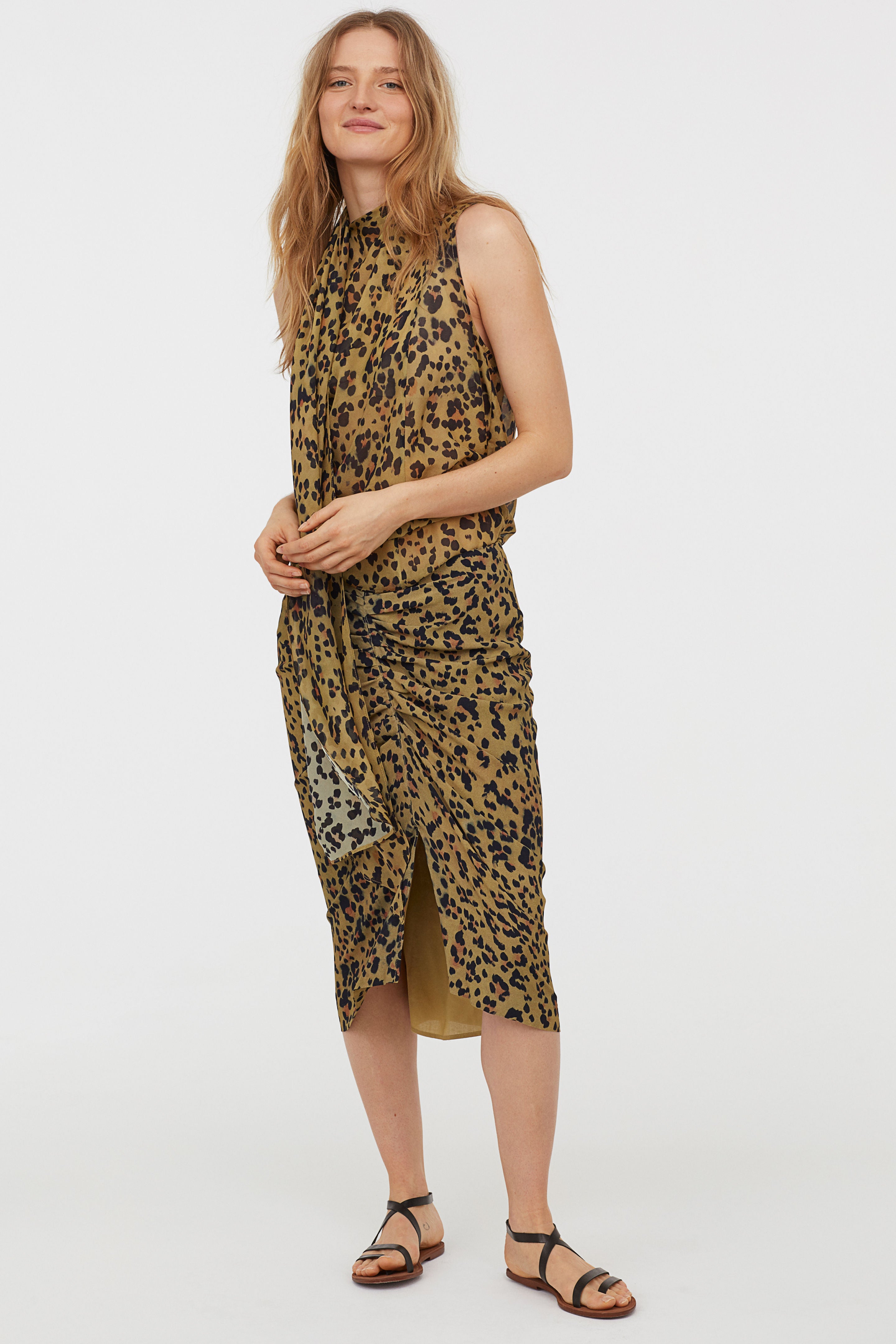 Esta falda de H&M con estampado de leopardo y fruncido delantero también te hará presumir de tipazo (49.99 euros).