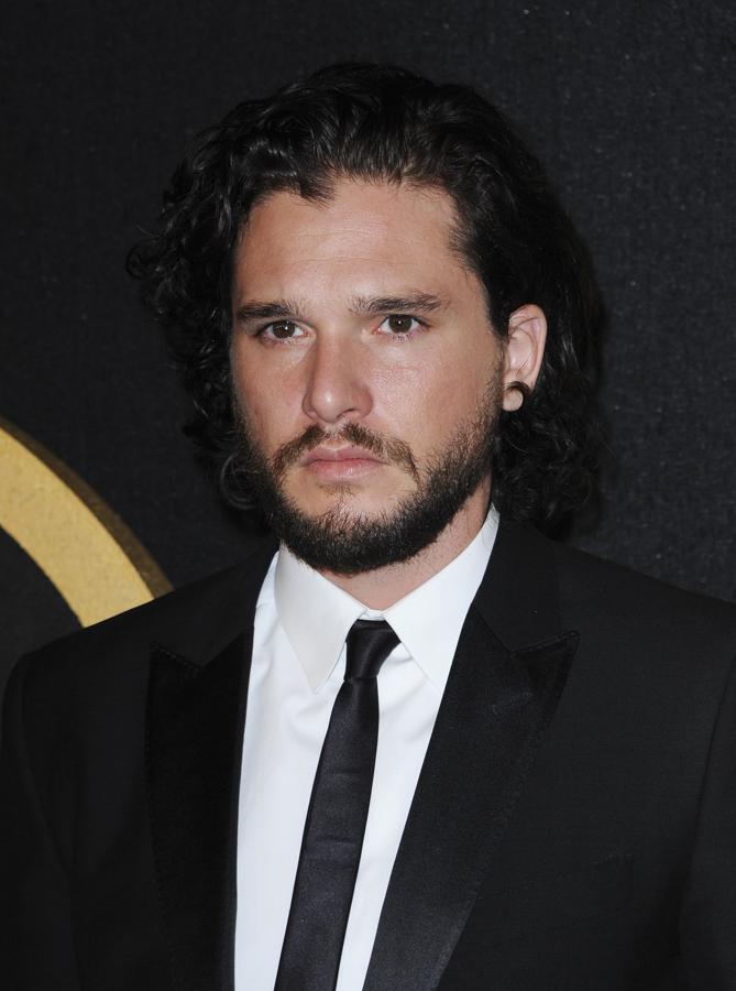 Kit Harington, de 32 años, protagoniza uno de los papeles más importantes de la serie de 'Juego de Tronos'. El éxito le llevó a vivir una fuerte depresión que ha hecho pública recientemente: "Sentí que tenía que ser la persona más afortunada del mundo, cuando en realidad me sentía muy vulnerable".