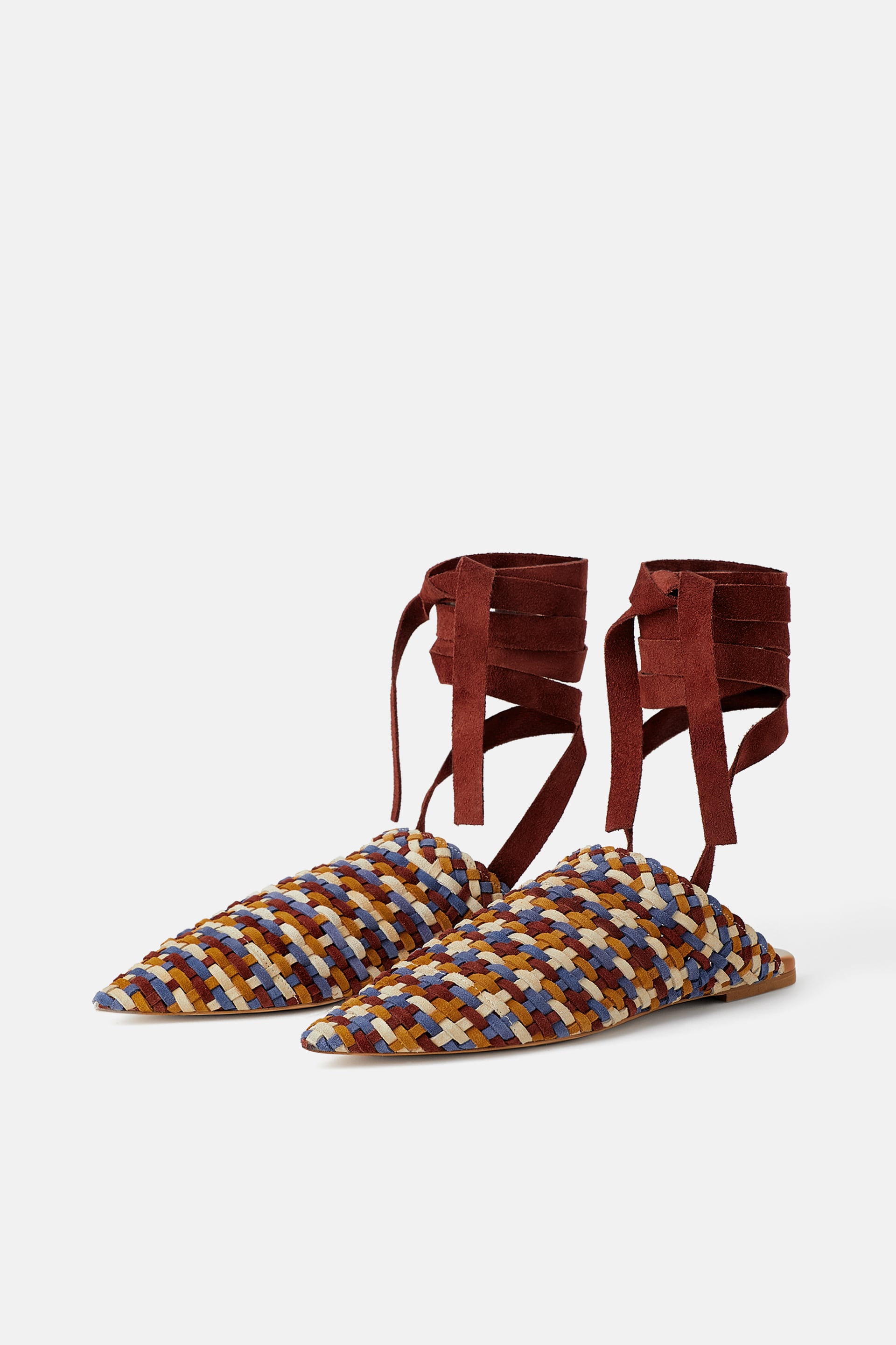 Una de nuestras piezas favoritas de la línea de complementos de la nueva colección primavera-verano 2019 de Zara son estas babuchas de ante trenzado con cintas al tobillo. ¡Pero cuestan 120 euros!