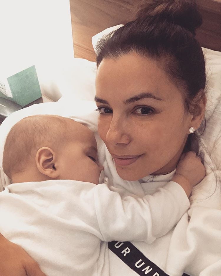 Rostro cansado y agotado por culpa de la maternidad: así es el último selfie sin maquillaje que ha compartido Eva Longoria con su bebé en Instagram.