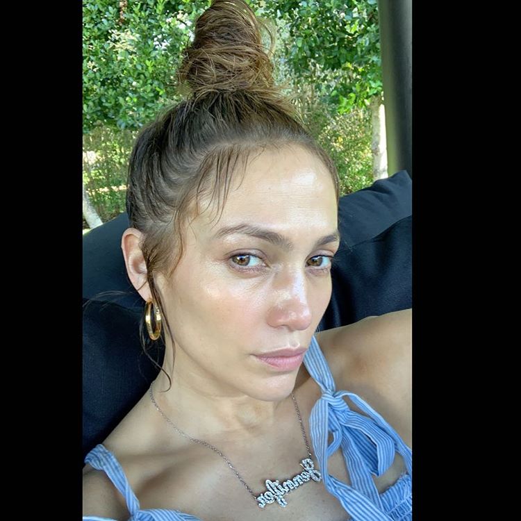 El mundo entero se quedó boquiabierto al ver este selfie de  Jennifer López sin una gota de maquillaje en Instagram . Sus seguidores no podían dejar de preguntarse cómo podía tener una piel tan radiante y sin arrugas a su edad (49 años). Y aunque tiene que ver mucho con la genética, en esta imagen podemos ver un rostro super jugoso e hidratado, señal de que la cantante cuida su piel a rajatabla.