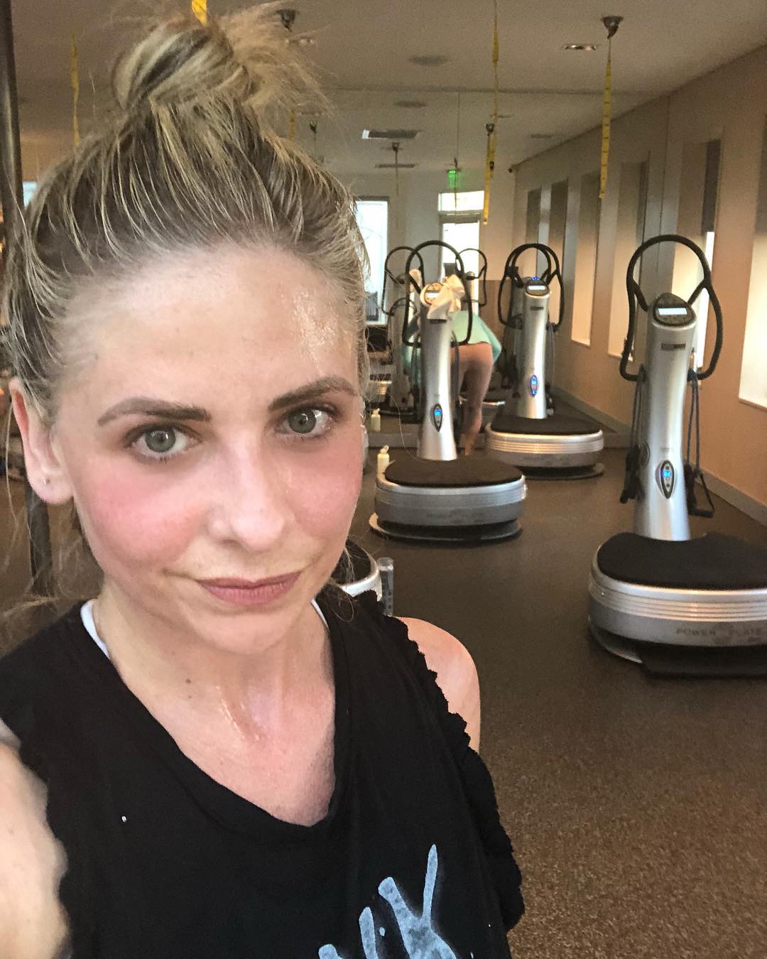 El selfie de Sarah Michelle Gellar es, probablemente, el más sincero de todos. La actriz subió esta imagen a Instagram después de practicar deporte, con el rostro sudado y sin rastro de maquillaje. "Esta soy yo justo después de mi primera clase de tabata", comentaba la protagonista de 'Buffy Cazavampiros' junto a la fotografía. Sin duda un selfie que muy pocas famosas estarían dispuestas a mostrar al mundo.