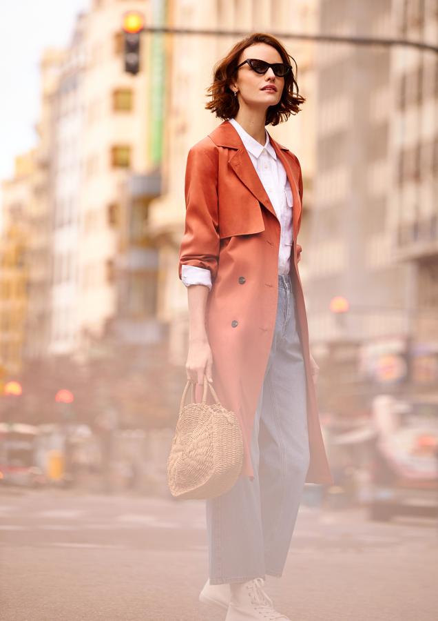 Si hay una prenda que no puede faltar en nuestro armario de primavera (y en el de otoño), esa es el trench, nuestro aliado perfecto del entretiempo que, además, se reinventa temporada tras temporada a través de detalles, colores, estampados...