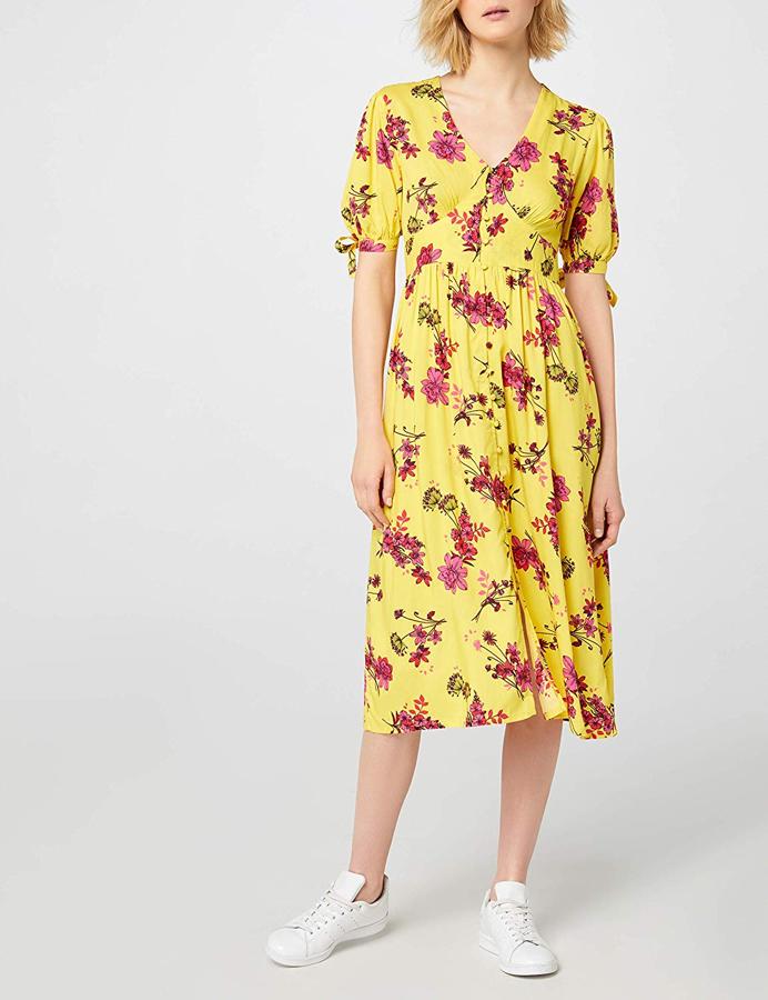 Este  vestido amarillo con estampado floral de Find  cuesta 45 euros en Amazon.