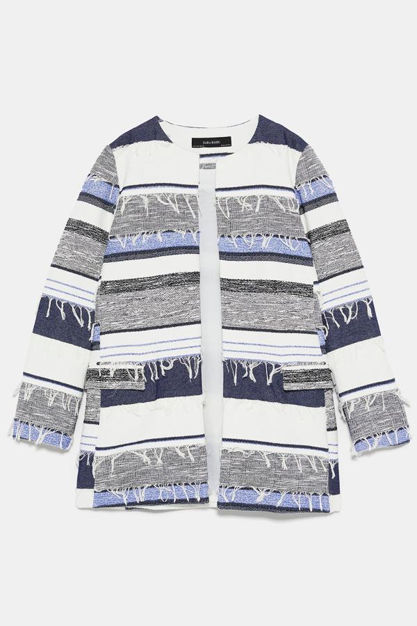 Las prendas con flecos vuelven a conquistar nuestros armarios esta primavera y, esta vez, te la vas a poner más que nunca. Ya sea en forma de falda, camisa, bolso o chaqueta, los flecos vienen dispuestos a atraer todas las miradas con esta tendencia. Ésta es de  Zara , tiene cuello redondo y bolsillos delanteros con solapa ( 49,95 euros ).