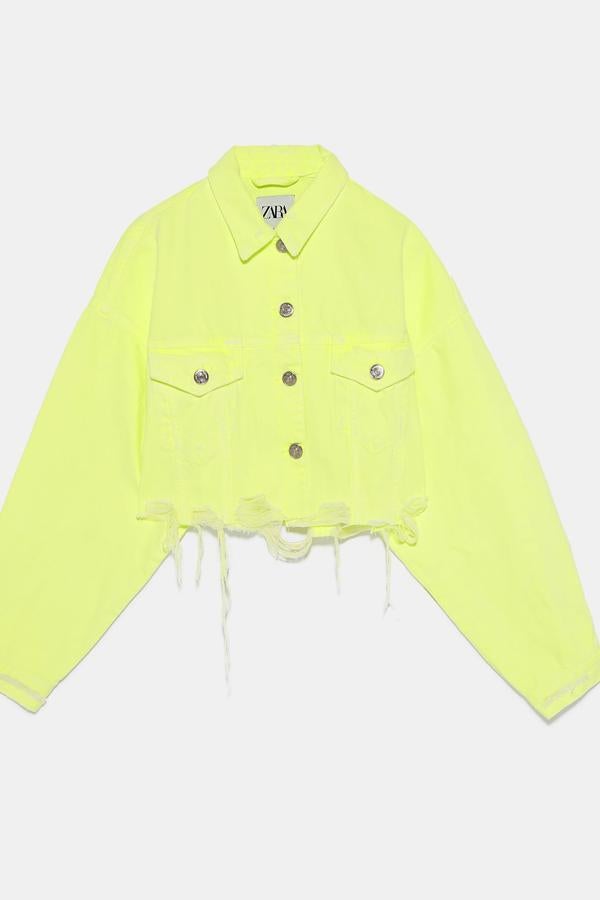 Los colores flúor y neón son una de las apuestas más atrevidas que ha pasado del Street Style a la calle. Ésta es de  Zara  y tiene un diseño 'cropped' con acabado deshilachado.  (29,99 euros) .