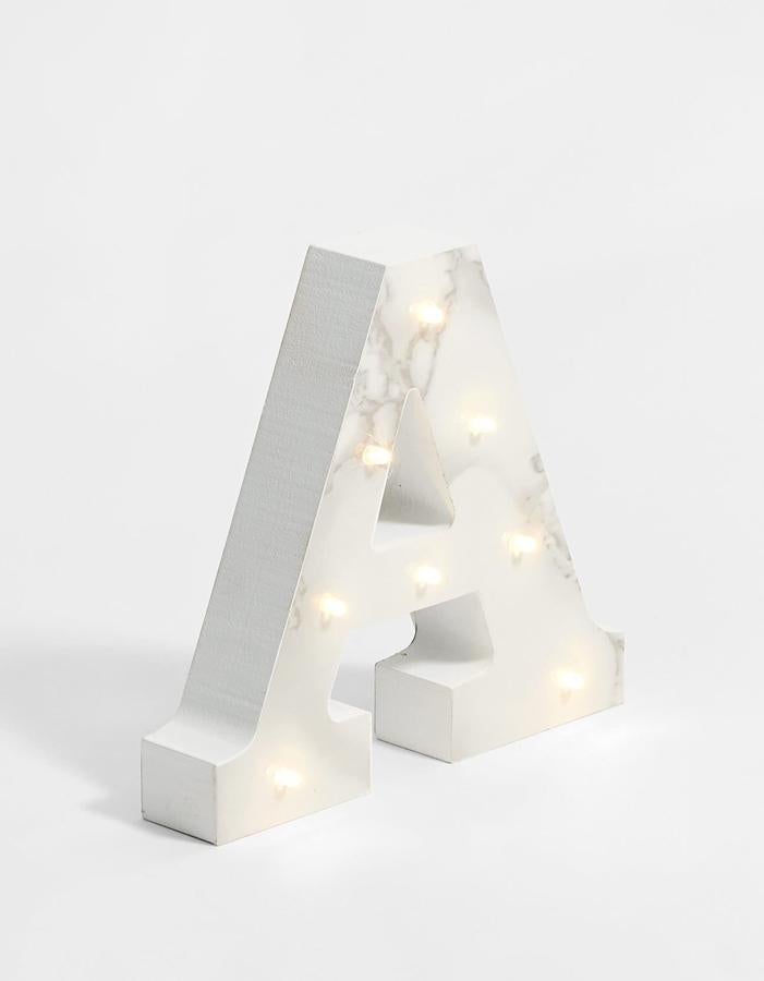 Sucumbirás a esta letra luminosa decorativa por su original efecto mármol, perfecta para darle un aire muy cool a tu salón, por 9,99€.