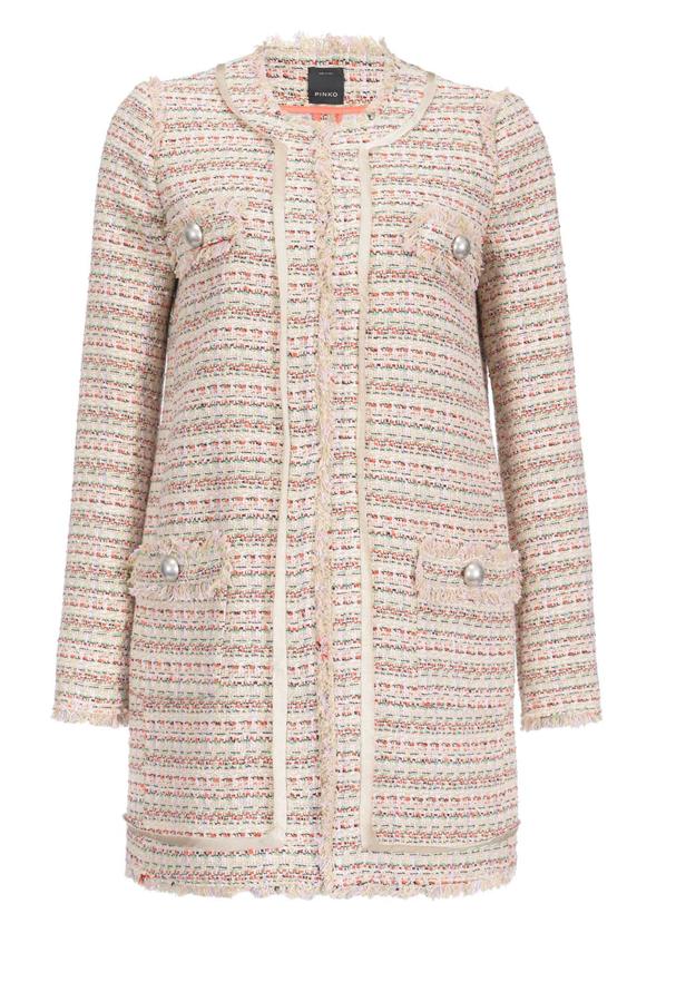 Abrigo ligero de algodón con perfiles desflecados y motivo de cintas cosidas delante, en el bajo de la prenda y en la parte detrás del cuello. (Pinko, 345,00 euros)