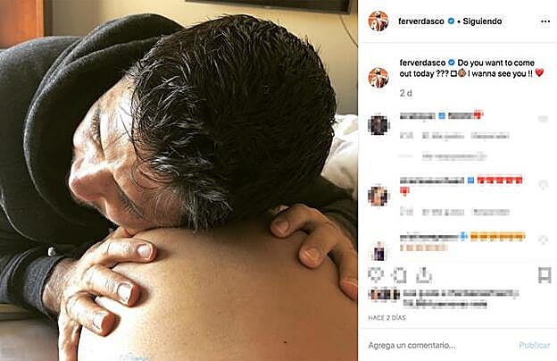 Fernando Verdasco muestra su impaciencia por ver la cara de su hijo.